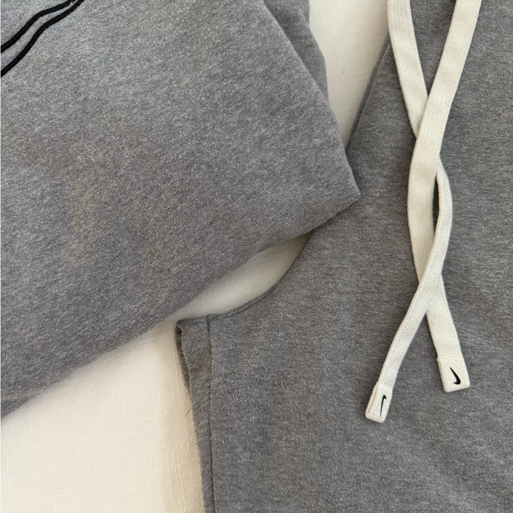 Nike crewneck and sweatpants - Picture 2 of 2